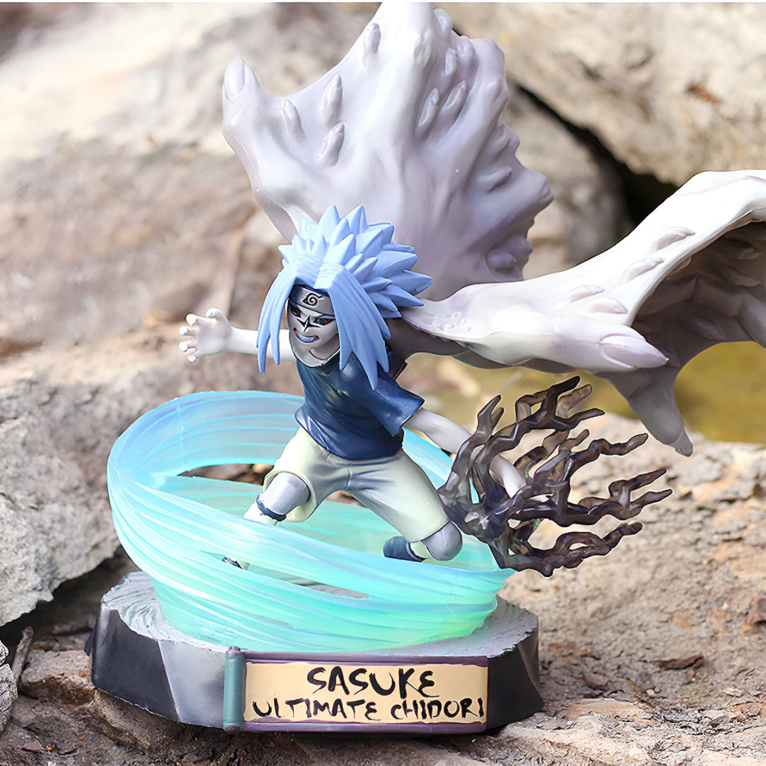 Figurine de Sasuke Uchiha en action, exécutant son puissant Chidori, avec un effet de tourbillon et un design détaillé.  Une pièce de collection idéale pour les fans de Naruto !