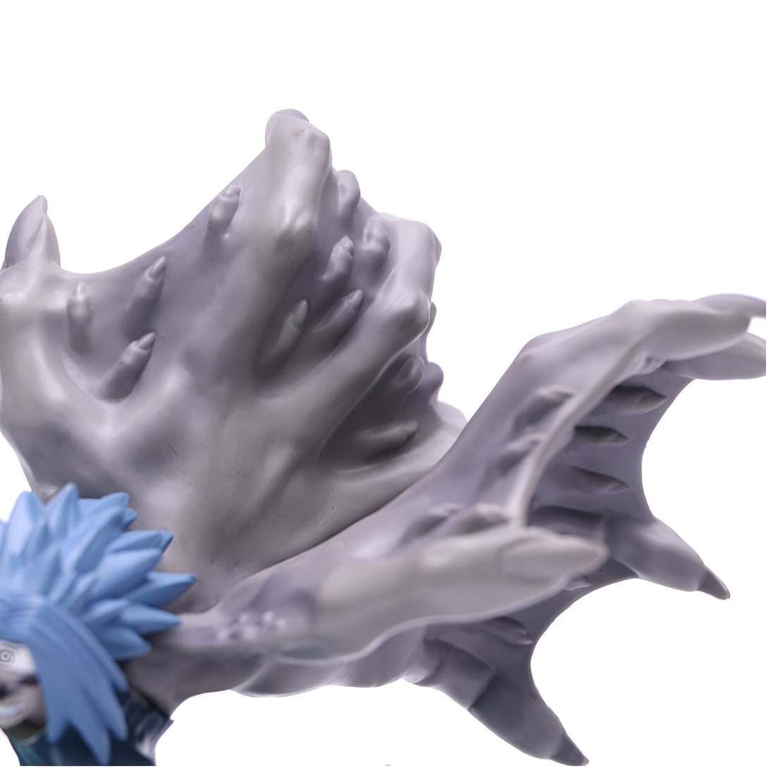 Statue de Naruto en mode Kurama, montrant les détails de son bras et de sa main, avec les griffes de Kurama.