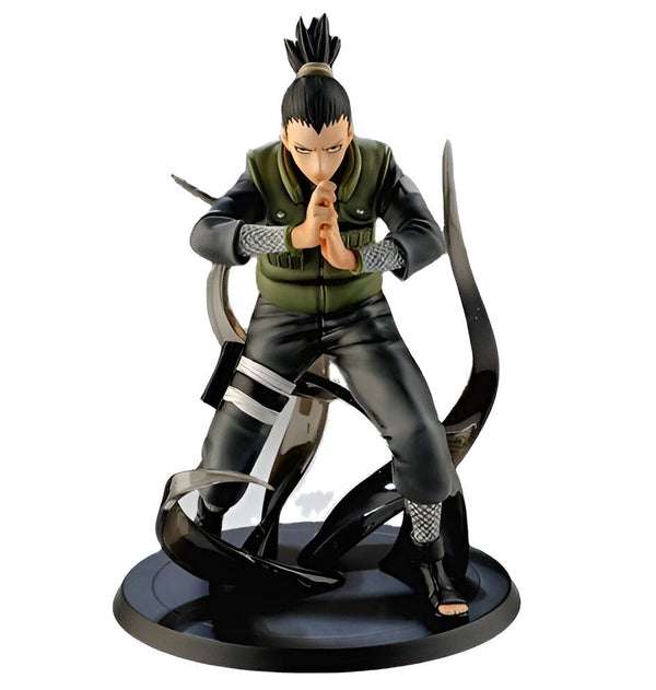 Figurines Naruto Shikamaru en position de combat, avec un effet d'énergie noire autour de lui. Figurine de collection pour fans de Naruto.