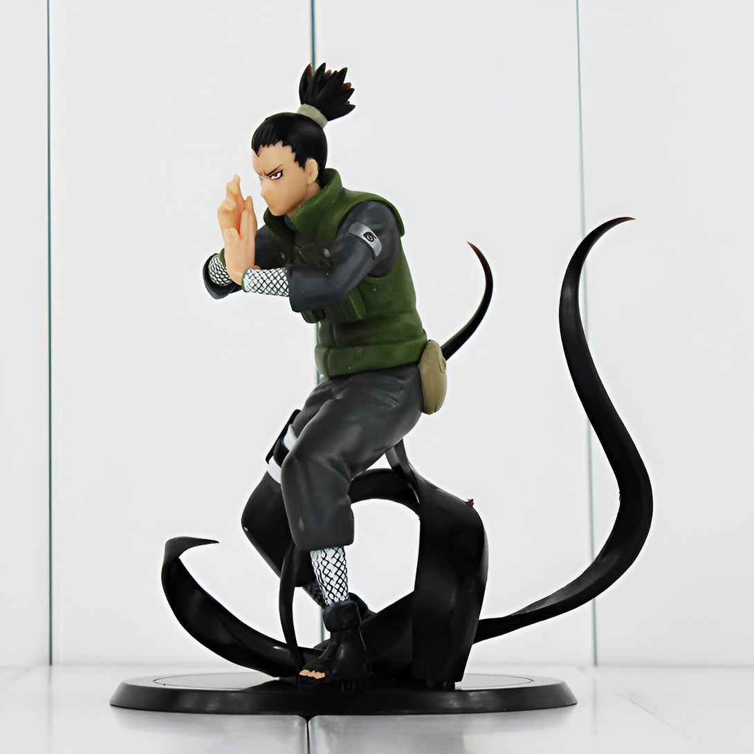 Figurine de Naruto Shippuden représentant Kakashi Hatake dans une pose de combat, debout sur une base noire en forme de serpent.