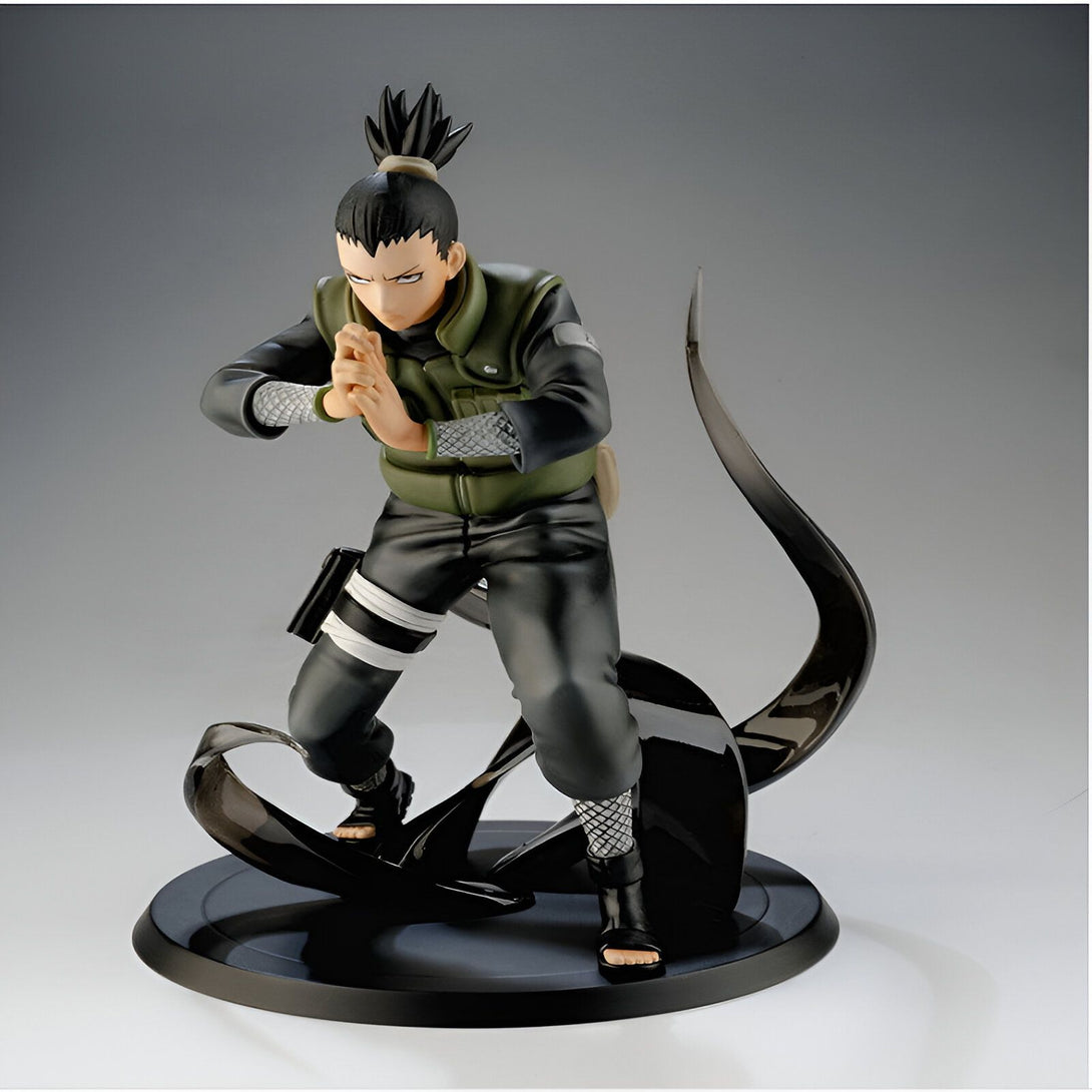 Figurine de Rock Lee de Naruto Shippuden en position de combat, sur une base noire avec des effets de fumée noirs.