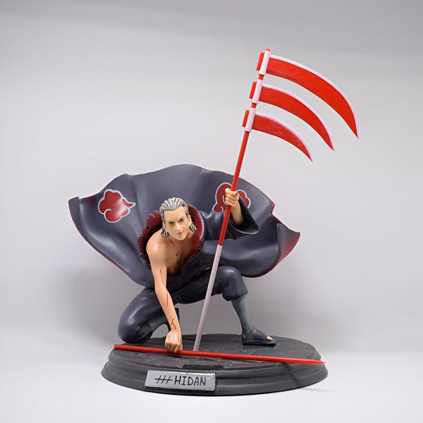 Figurine de Hidan, un personnage de l'anime Naruto, en position de combat avec sa faux et son emblème Akatsuki.