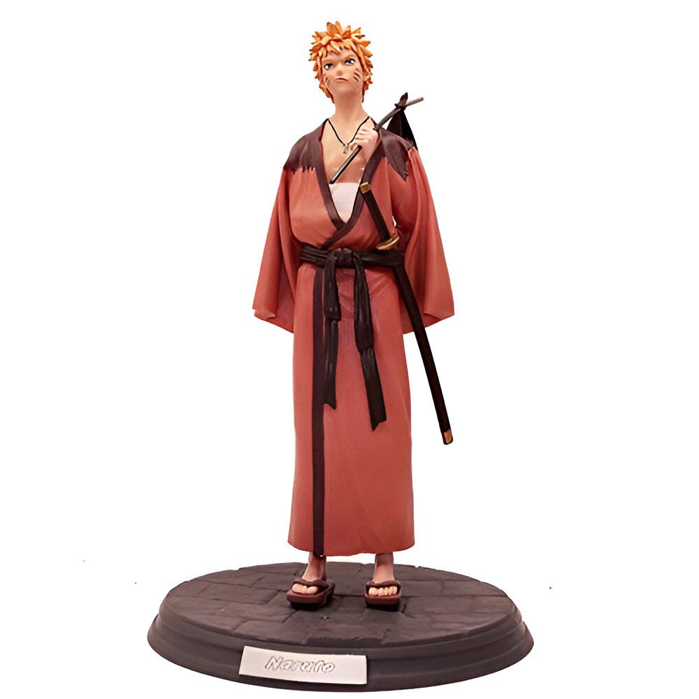 Statue de Naruto Uzumaki en kimono rouge, portant un katana, sur un socle noir avec l'inscription "Naruto".