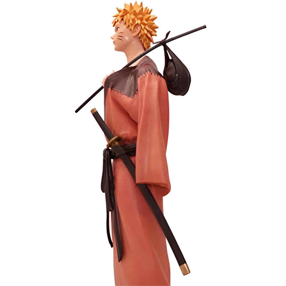 Naruto Uzumaki, le célèbre ninja de Konoha, représenté dans une figurine de collection. Il porte son kimono orange signature et son sac à dos. Son katana est visible, prêt à l'action.