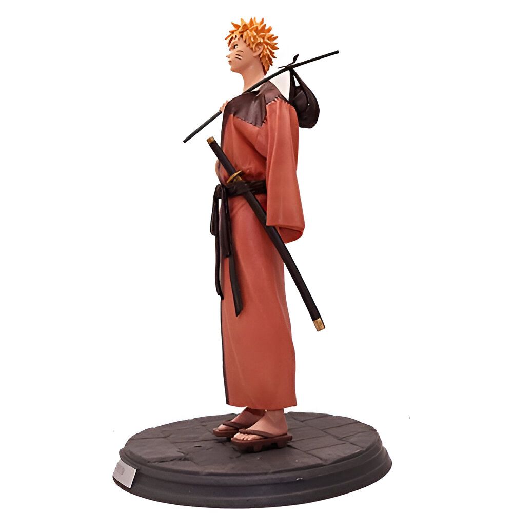 Naruto, le célèbre ninja de Konoha, est représenté dans une figurine en position de combat, portant un kimono orange et tenant un katana.