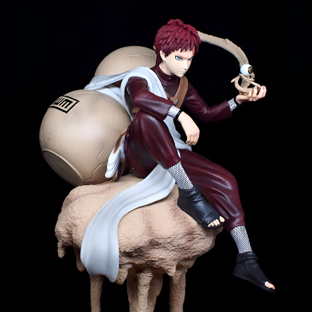 Figure de collection de Pain, personnage de l'anime Naruto, assis sur un rocher avec ses deux corps de Pain à l'arrière et tenant le Rinnegan dans sa main droite.