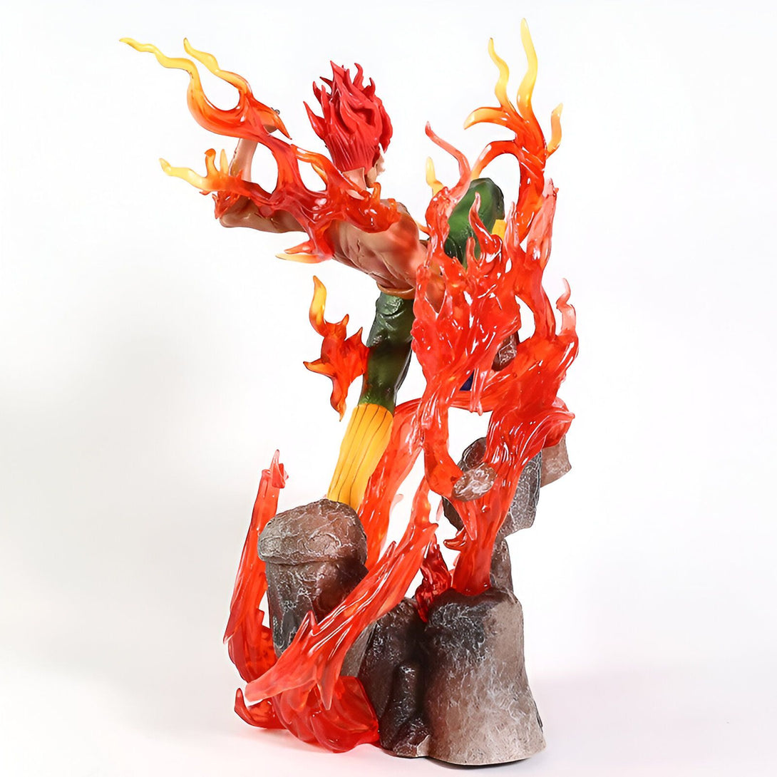 Statuette de Naruto enflammé, debout sur un socle rocheux avec des flammes orange et jaunes.  La figurine est en PVC et présente un haut niveau de détail.