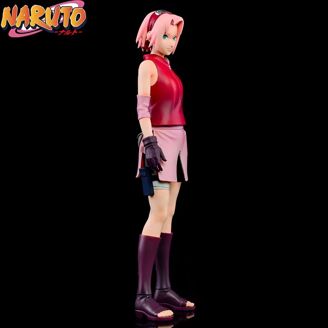 Figure de Sakura Haruno du manga et anime Naruto, portant sa tenue de kunoichi rose et rouge, avec des bottes violettes.