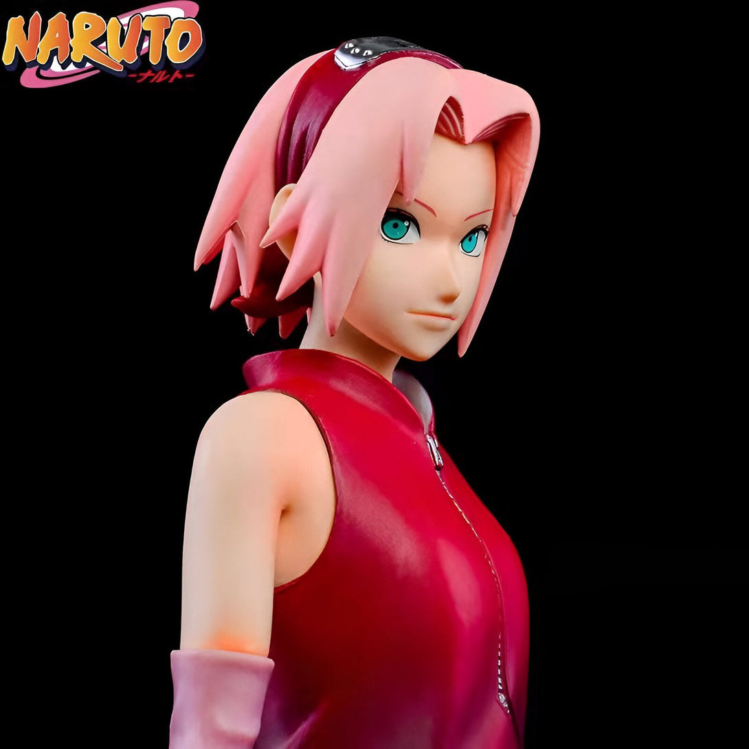 Figure de Sakura Haruno, un personnage de l'anime Naruto, portant une tenue rouge et regardant vers la droite. Elle porte son bandeau frontal et a les cheveux roses.