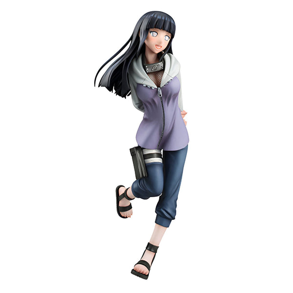 Hinata Hyuga, personnage de l'anime Naruto, dans une pose dynamique, vêtue de sa tenue emblématique avec un bandeau frontal. Elle porte une veste violette avec une fermeture éclair et un col blanc, un pantalon bleu et des sandales noires. La figurine est soigneusement détaillée et capture l'expression de Hinata.