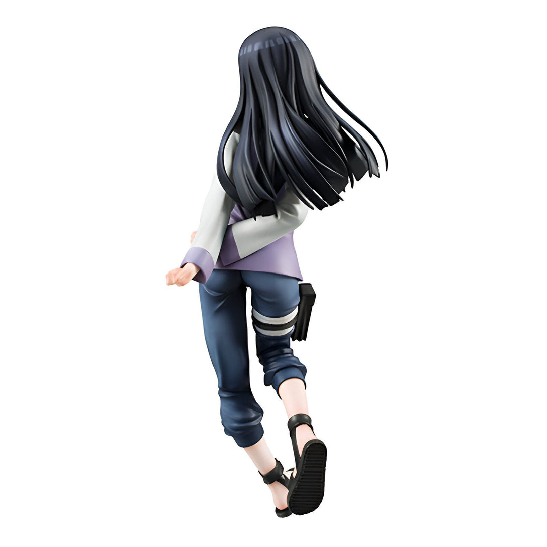 Figurines de collection Naruto : Hinata Hyuga, vue de dos, portant sa tenue de ninja, avec ses cheveux noirs et longs et un bandana sur la jambe.