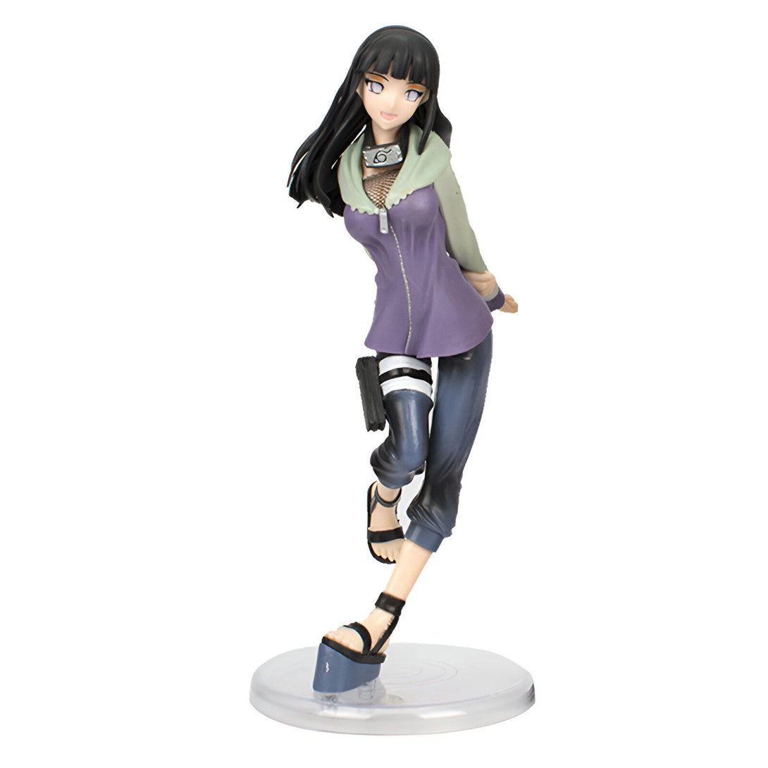 Figure de Hinata Hyuga, un personnage populaire de l'anime Naruto, portant sa tenue de combat emblématique, avec un bandana à l'effigie du clan Hyuga. La figurine est présentée debout sur une base transparente, prête à prendre place sur votre étagère de collection.