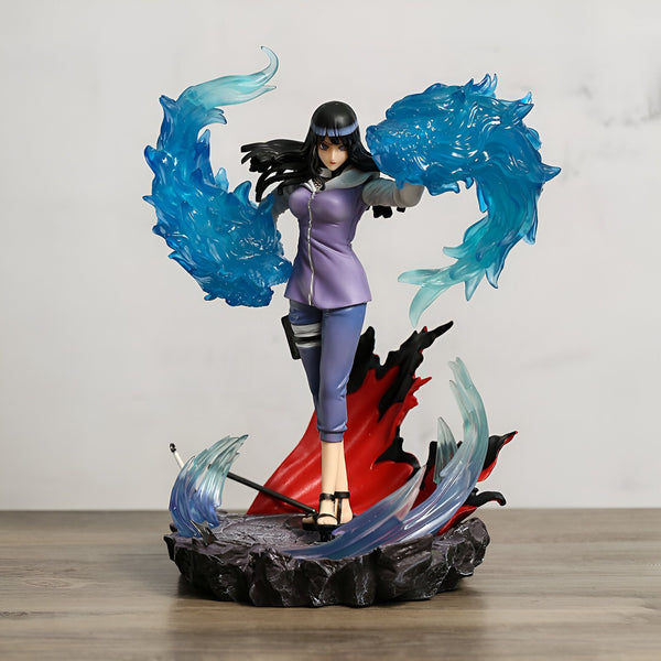Figure de Hinata Hyuga de Naruto Shippuden en PVC, représentant le personnage en train de combattre, avec des effets de flammes bleues autour d'elle.