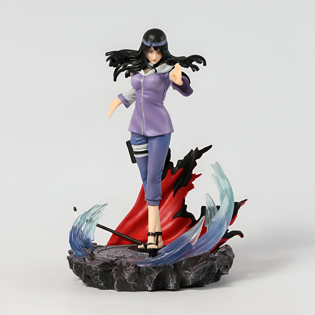 Figurine de Hinata Hyuga de Naruto Shippuden, debout sur un socle avec des effets de combat. La figurine est dans une pose dynamique avec des yeux déterminés. Un excellent ajout à toute collection de Naruto.