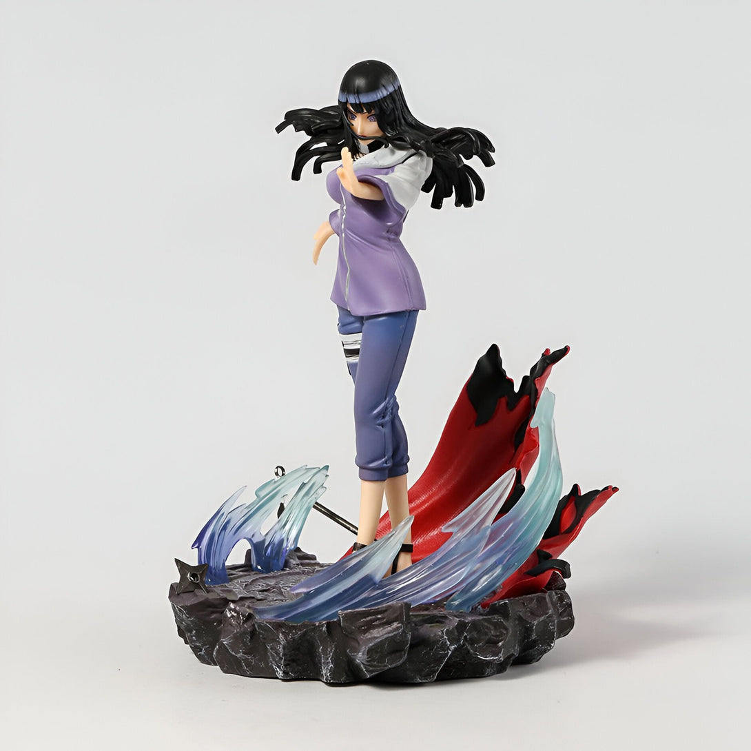 Figurines de collection Naruto - Hinata Hyuga dans une pose dynamique, debout sur une base de roche avec des effets de combat.