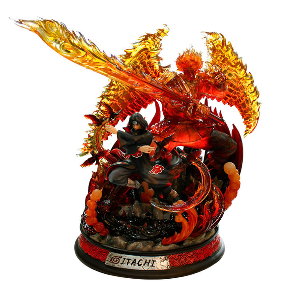 Statue de Itachi Uchiha de Naruto, représentant le personnage dans son Susanoo avec un épée de feu.