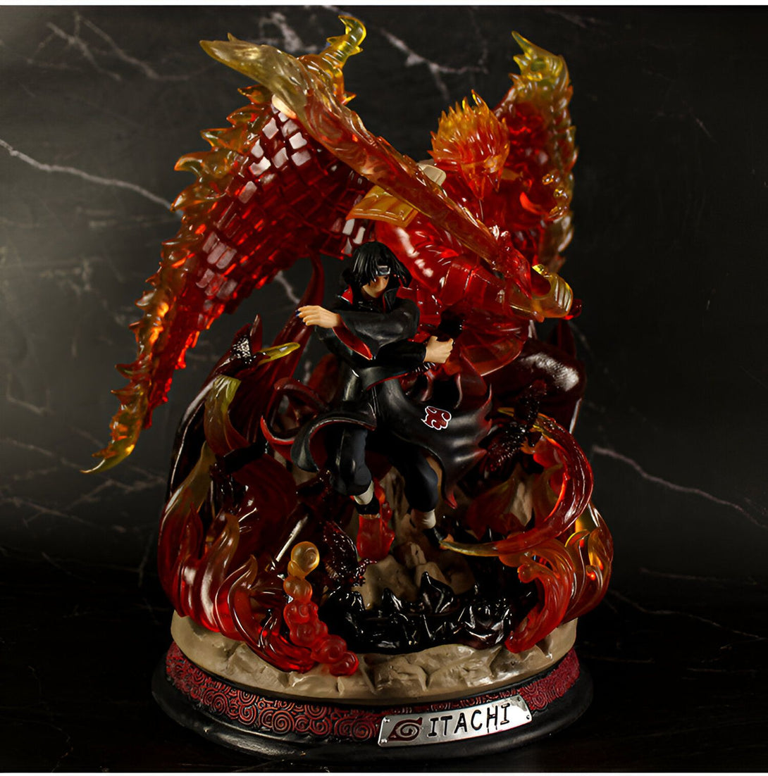 Figurine de collection d'Itachi Uchiha de Naruto Shippuden. Il est représenté dans sa forme Susanoo, un puissant guerrier avec une armure rouge et des flammes.  Le socle de la figurine est noir et rouge avec l'emblème du clan Uchiha.