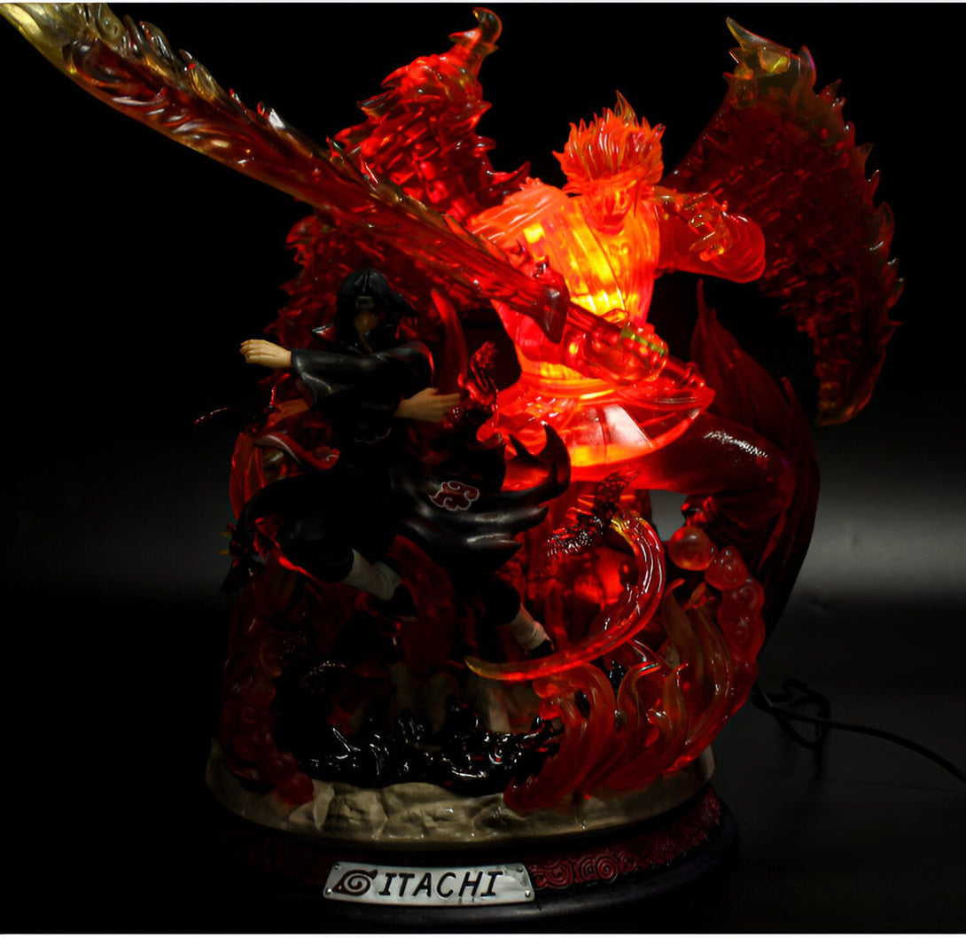 Statue d'Itachi Uchiha, personnage de l'anime Naruto, tenant une épée enflammée et entouré de flammes. La figurine est illuminée et représente une scène d'action intense.