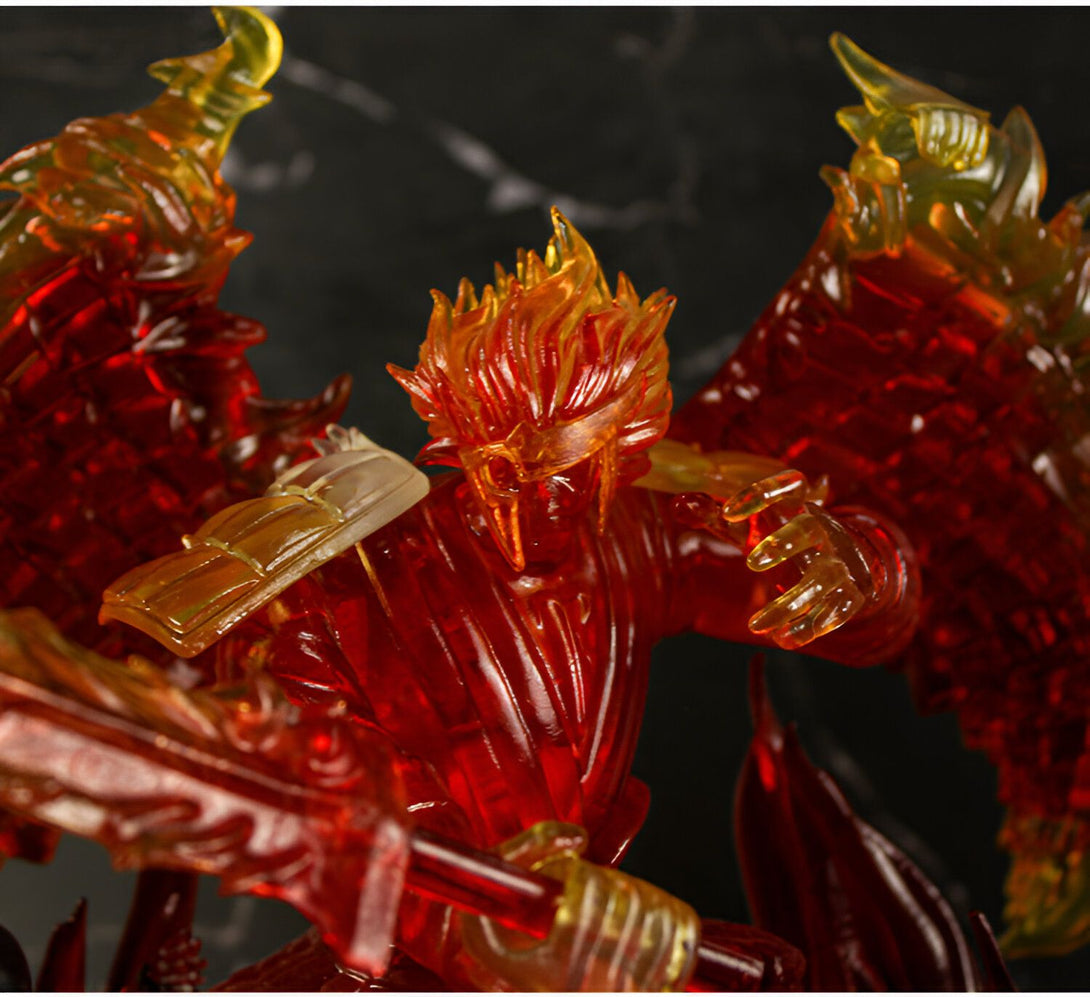 Statue en résine transparente rouge et jaune de Naruto dans son mode Kurama, tenant une épée, entouré de flammes.