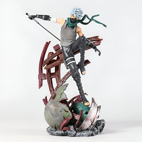 Statue de Kakashi Hatake de Naruto Shippuden en position d'attaque, brandissant son épée. Il est debout sur une structure en bois brisée et des débris.