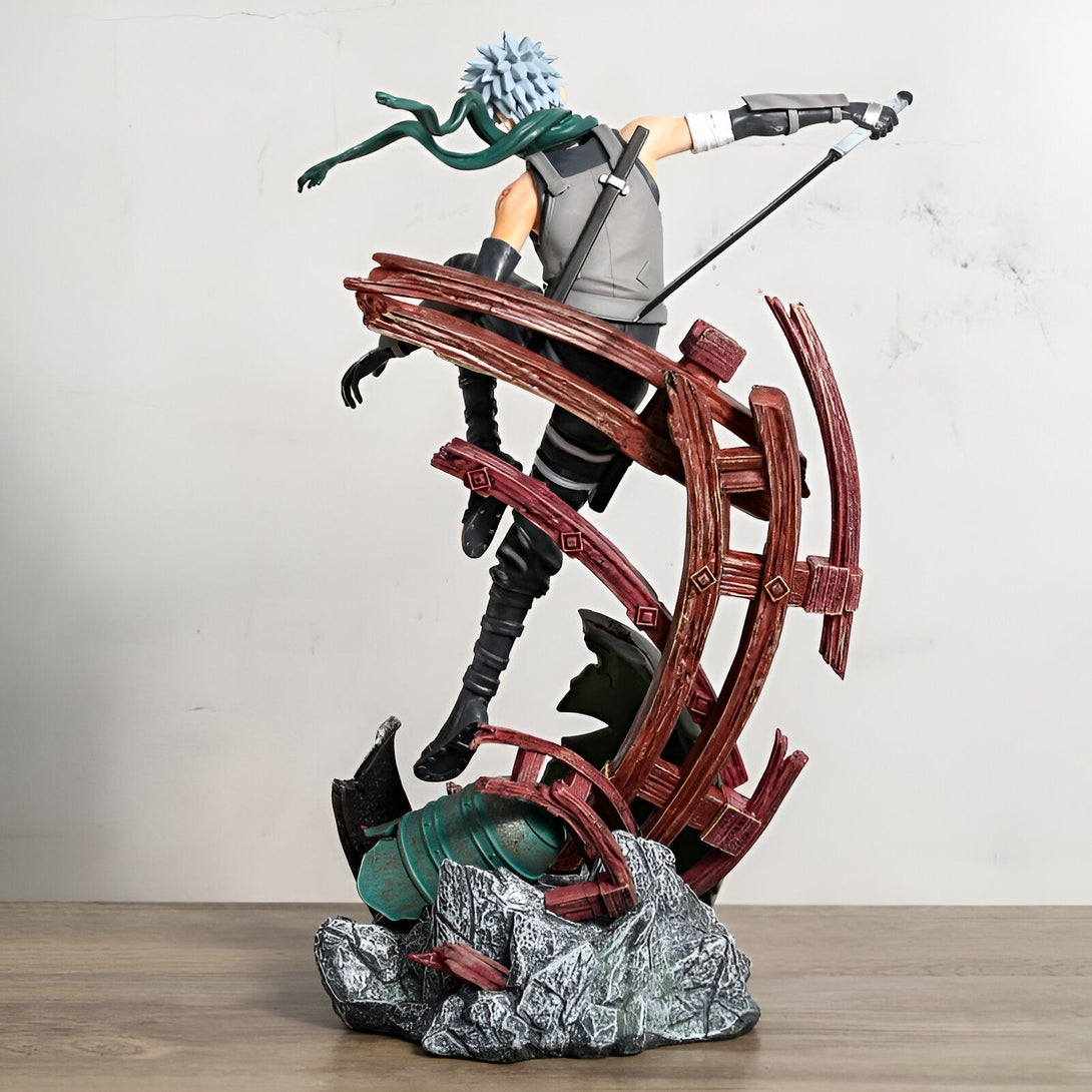 Figur de collection de Naruto Shippuden représentant Kakashi Hatake, portant son costume de Hokage, debout sur une base en bois.
