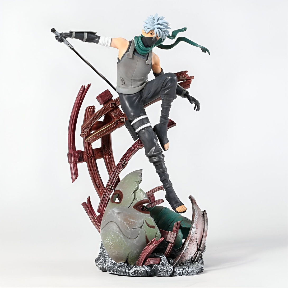 Figurine de Kakashi Hatake de Naruto Shippuden, représenté en plein combat avec son Sharingan activé, tenant une épée et debout sur une base de débris.