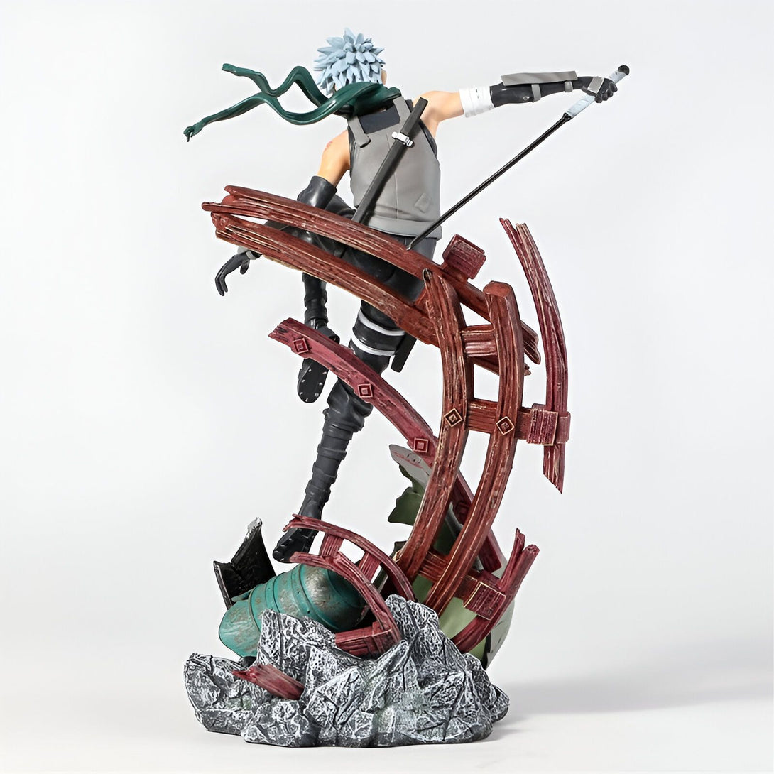 Figurine de Kakashi Hatake du manga Naruto, représenté en train de se battre. Il est debout sur une base en ruine avec une épée dans la main.