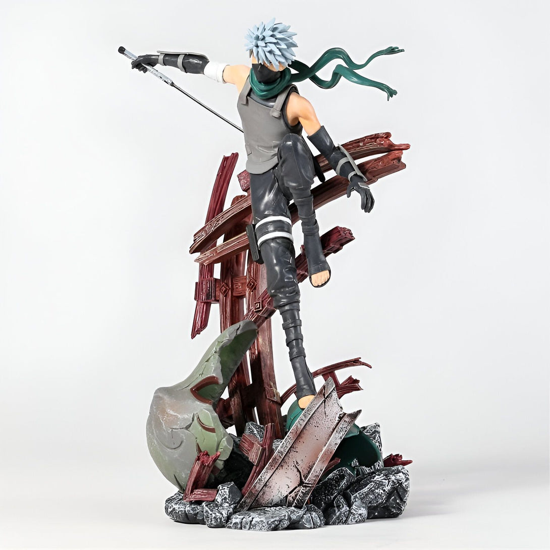 Figurine de Kakashi Hatake de Naruto Shippuden, debout sur des ruines avec une épée dans la main.
