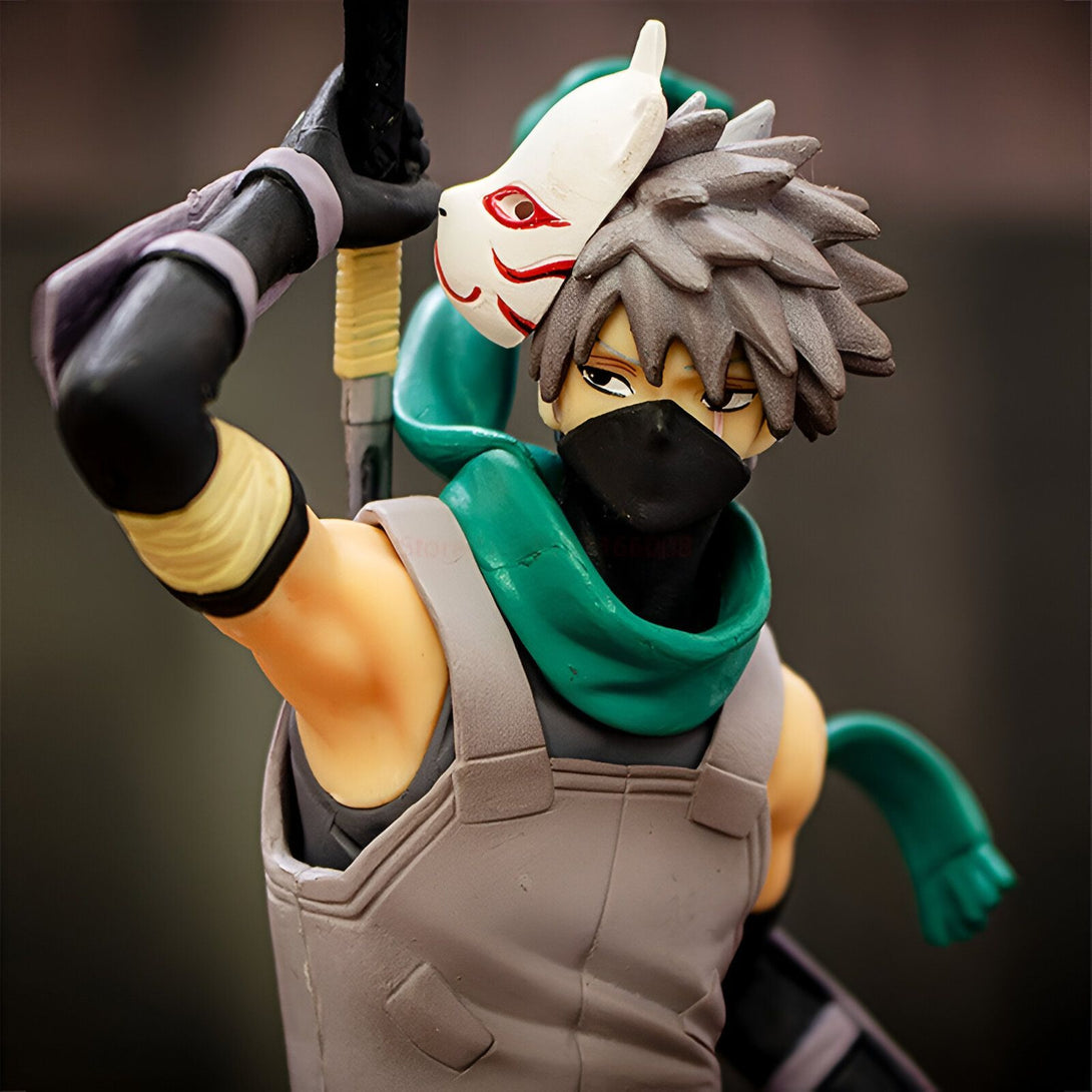 Figurine de Kakashi Hatake, un personnage de l'anime Naruto, tenant une épée et portant son masque emblématique.