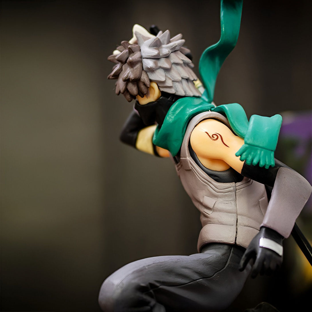 Figurine de Kakashi Hatake, un personnage populaire de l'anime Naruto, portant son emblématique bandeau vert et son tatouage sur le bras.