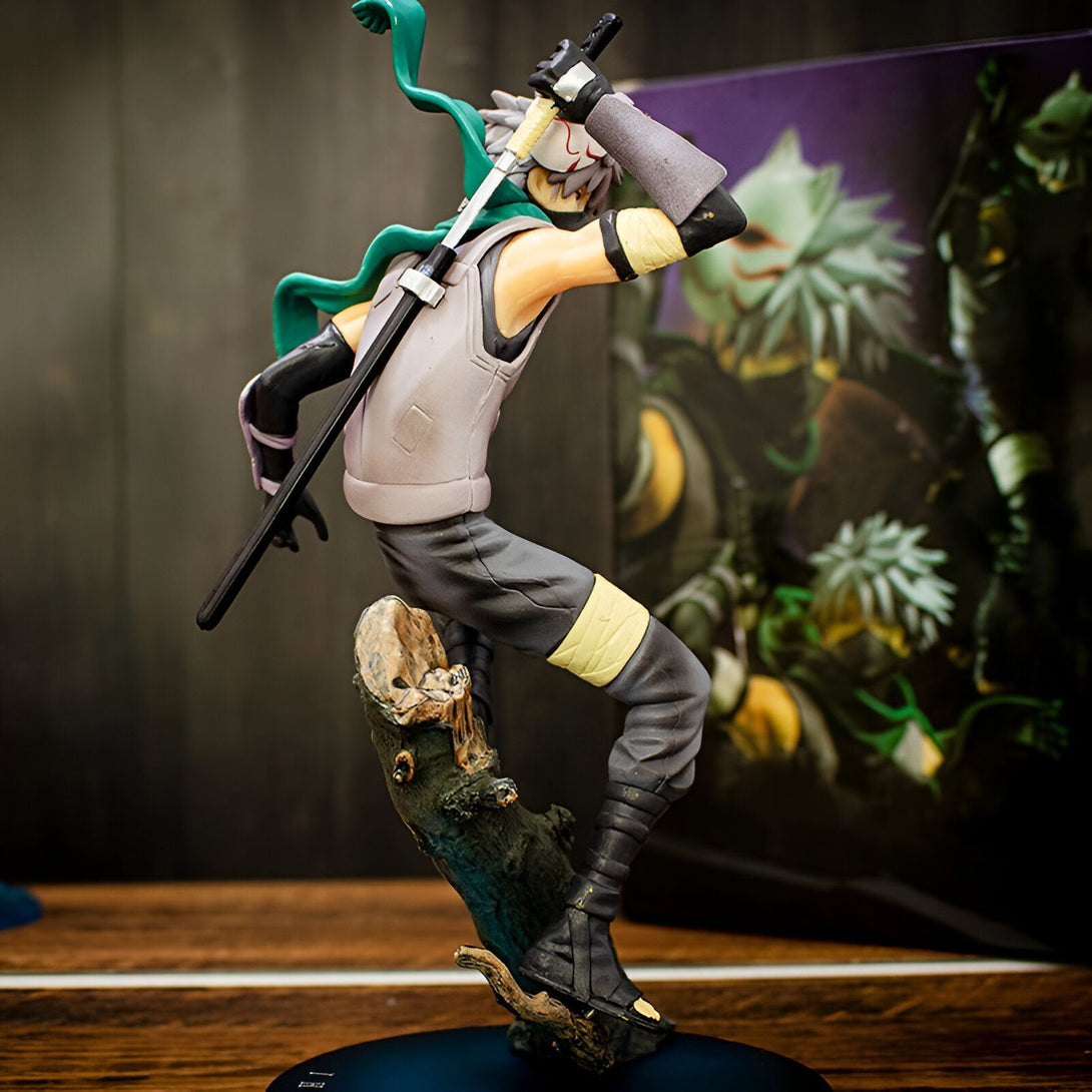 Figurine de Kakashi Hatake en PVC, dans une pose dynamique, brandissant son épée et portant son masque emblématique. Il est représenté sur un socle en bois.