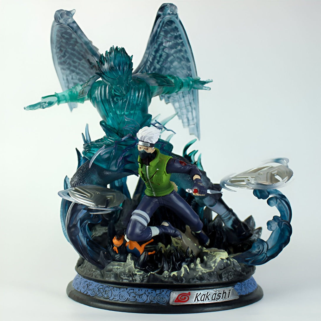 Statue de Kakashi Hatake, personnage de l'anime Naruto, avec le Sharingan activé, entouré d'effets spéciaux de chakra bleus. La figurine représente Kakashi dans une pose dynamique, prêt à combattre.