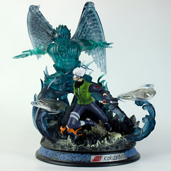 Statue de Kakashi Hatake, personnage de l'anime Naruto, avec le Sharingan activé, entouré d'effets spéciaux de chakra bleus. La figurine représente Kakashi dans une pose dynamique, prêt à combattre.