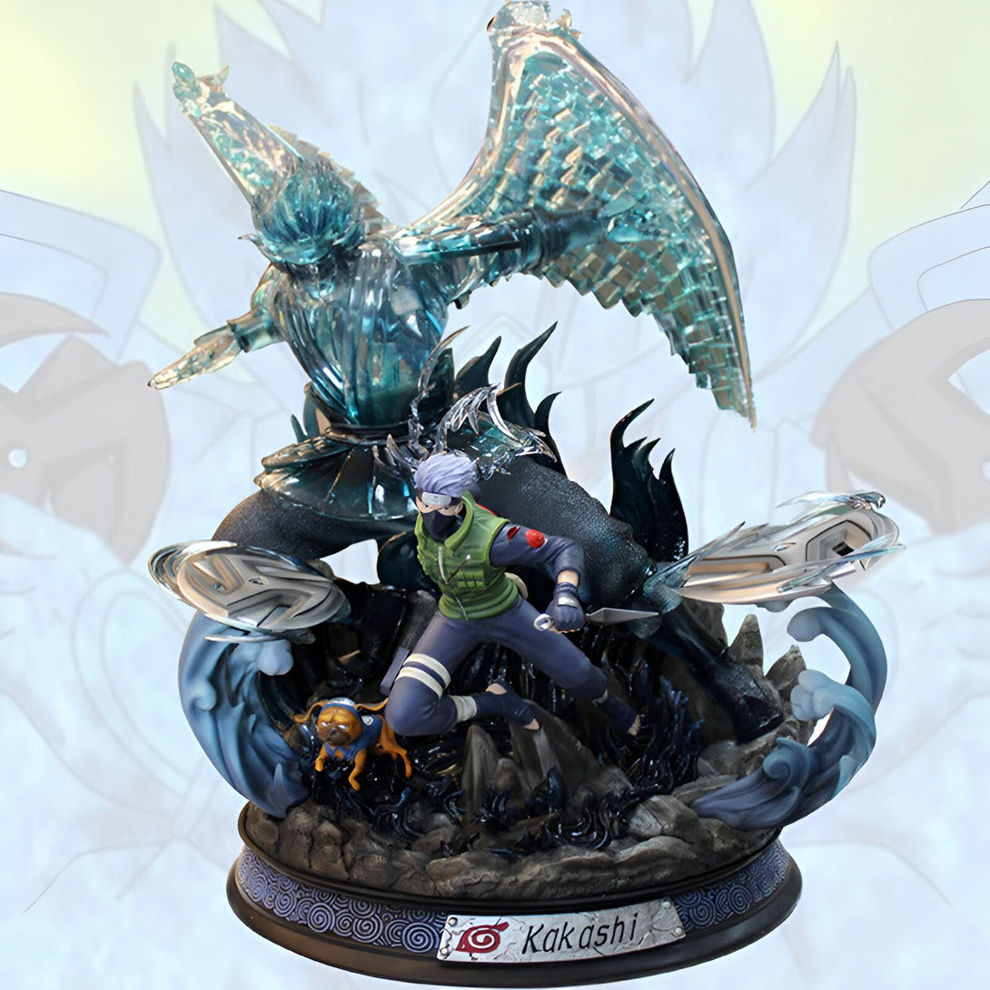 Statue de Kakashi Hatake en mode Sharingan, avec des ailes cristallisées et un effet d'eau en mouvement. La statue est sur un socle noir avec le logo de Konoha.