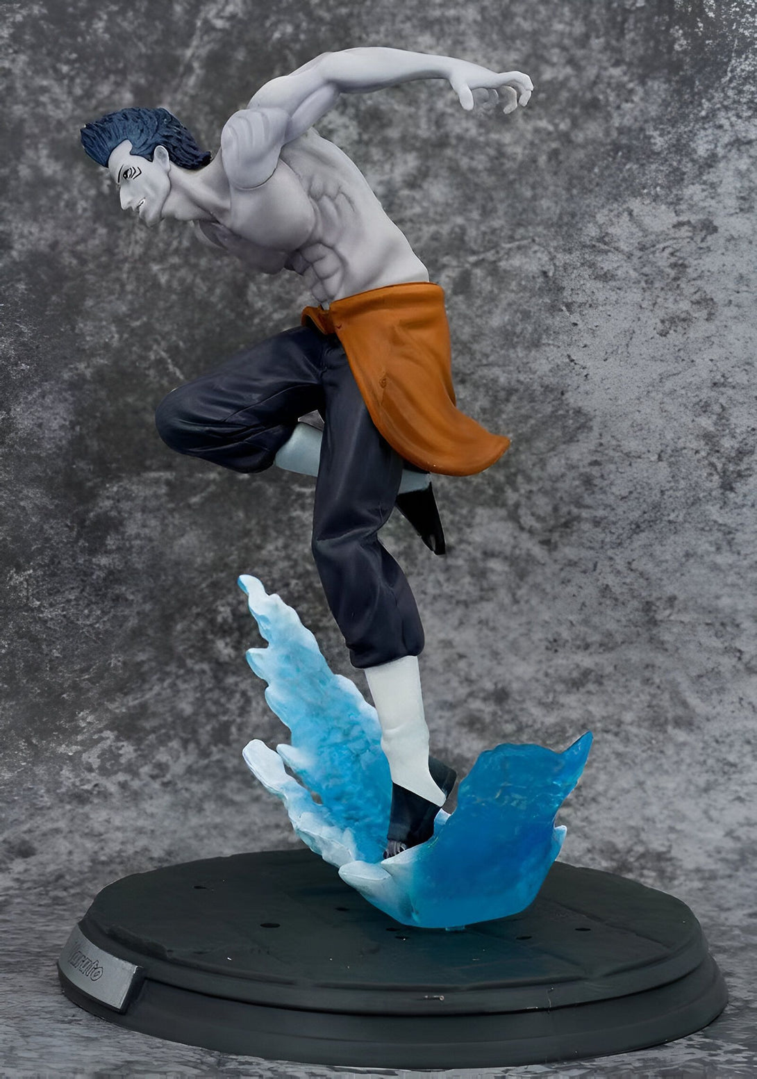 Figur de personnage d'anime Naruto debout sur une base avec de l'eau bleue qui jaillit.