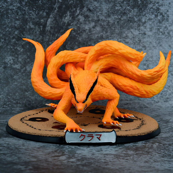 Statue de Kurama, le renard à neuf queues de l'univers Naruto, représenté sur un socle avec un symbole de chakra. Cette figurine est un excellent ajout à toute collection Naruto.