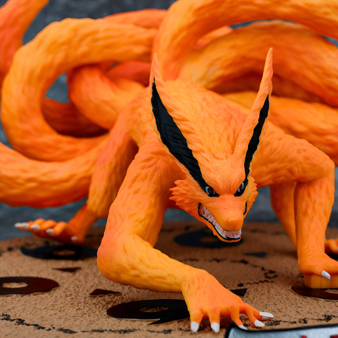Statue de Kurama, le démon renard à neuf queues de l'univers Naruto, avec ses griffes acérées et ses yeux perçants. Une pièce de collection pour les fans de l'anime et manga.