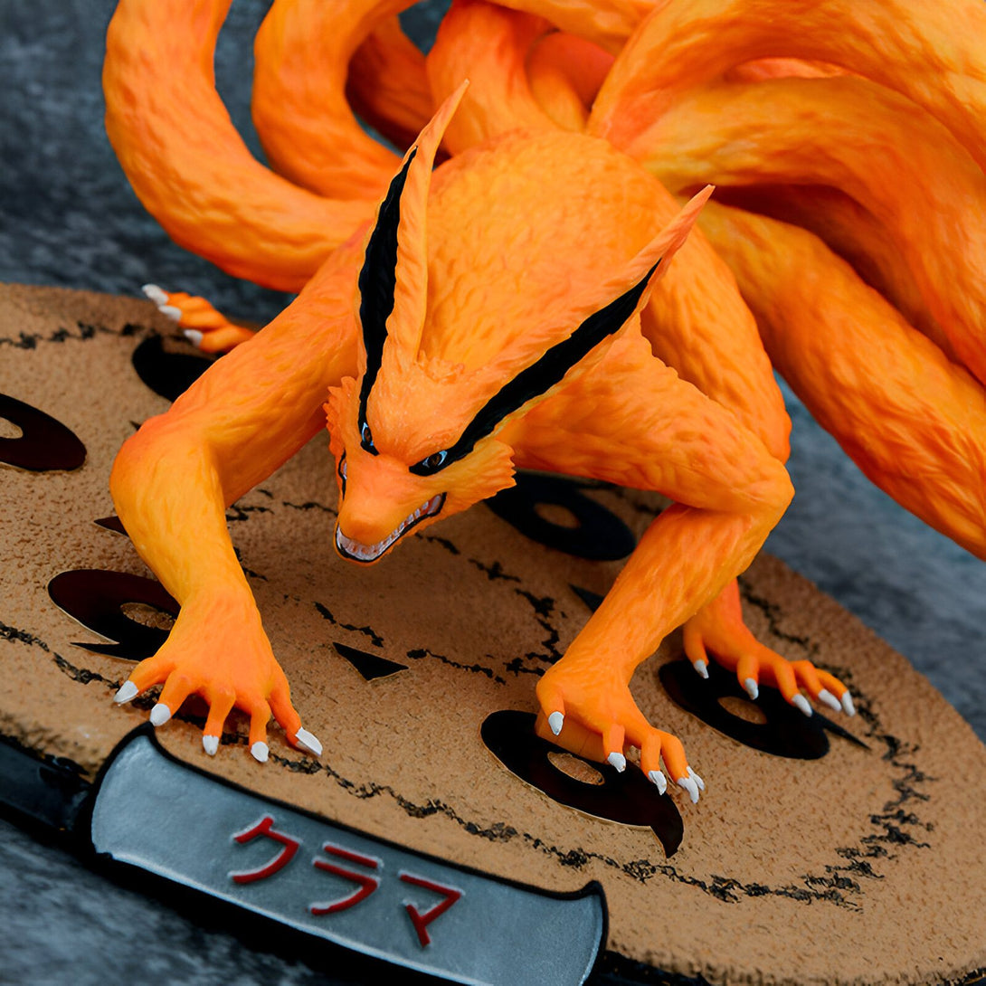 Statue de Kurama, le démon-renard à neuf queues de Naruto, dans une pose agressive sur son socle. La figurine est très détaillée et est une excellente représentation du personnage du manga.