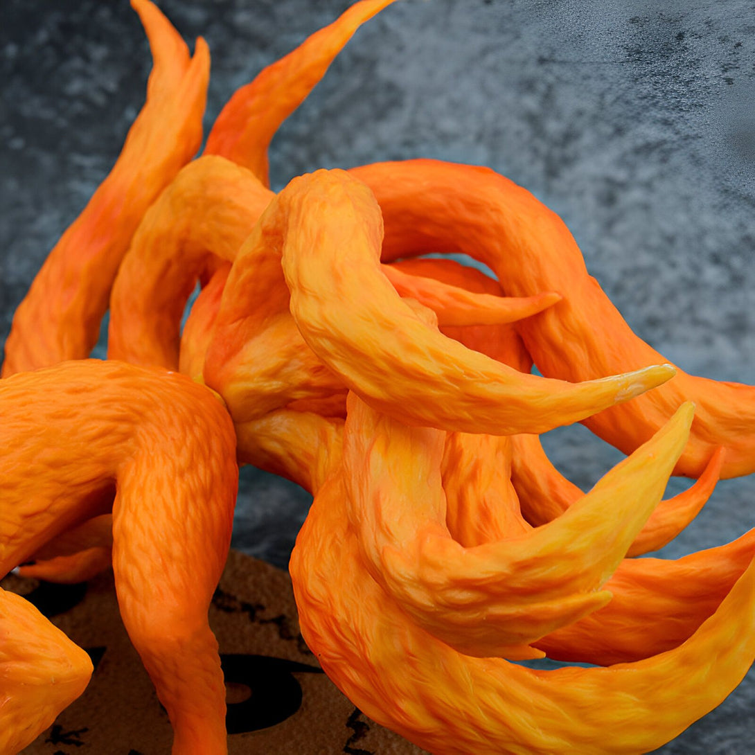 Gros plan sur la queue de Kurama, le renard à neuf queues du manga Naruto. La queue est sculptée avec précision et les détails sont impressionnants. Découvrez notre collection de produits Naruto.