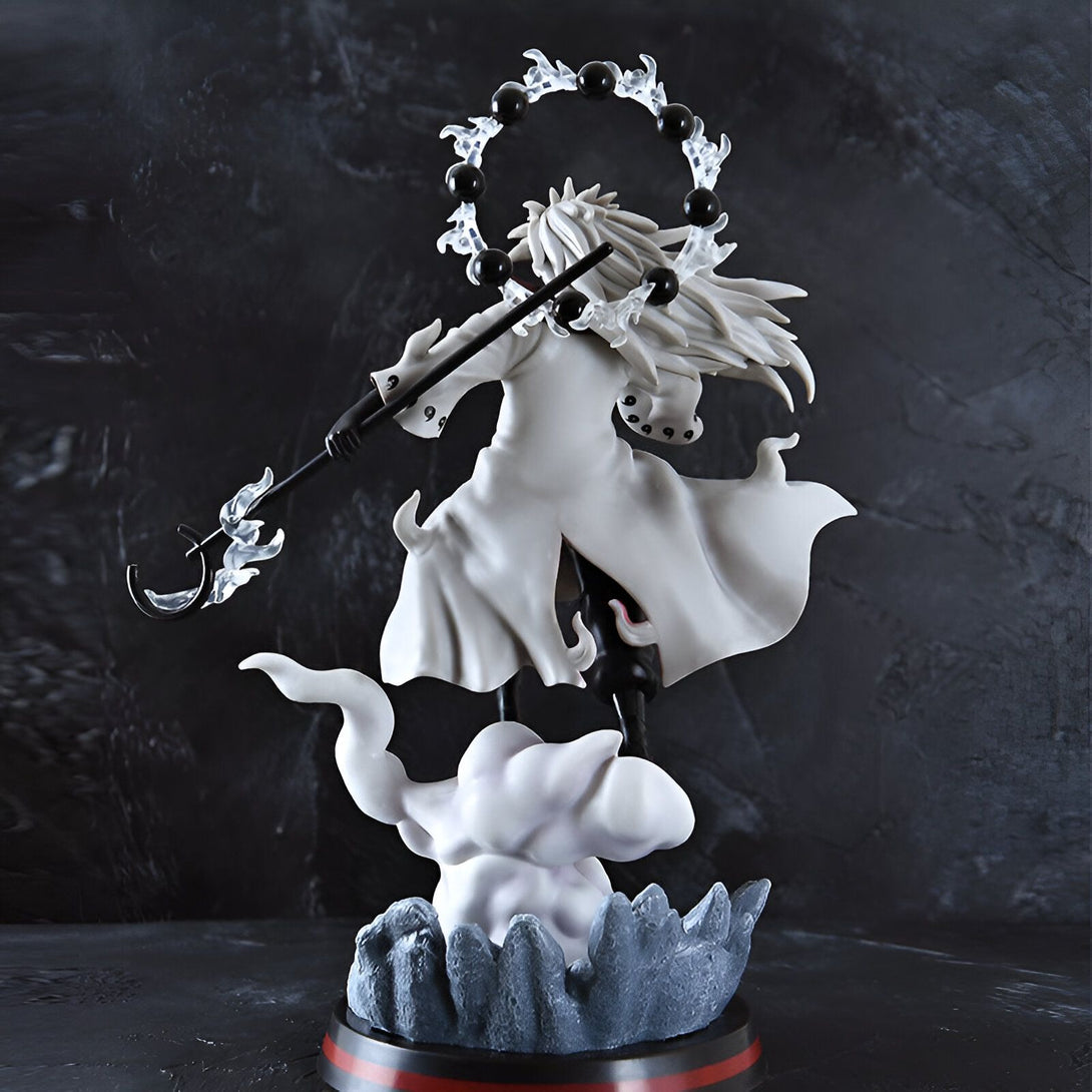 Figurines Naruto de collection représentant Madara Uchiwa, un personnage du manga Naruto, tenant une arme et entouré de flammes. Le personnage est présenté sur une base noire et rouge.