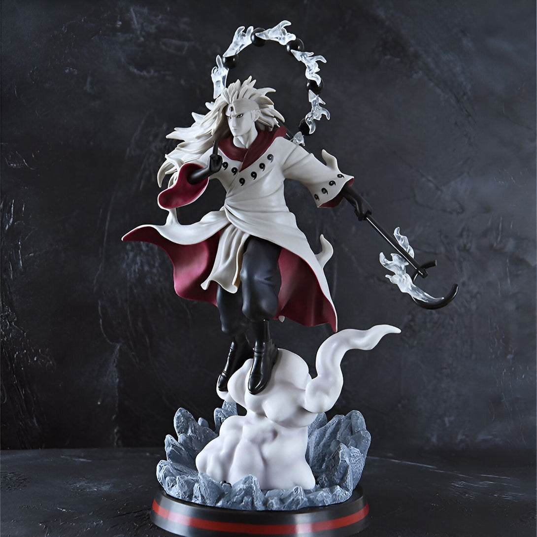 Statue de collection de Pain, personnage du manga Naruto, flottant dans les airs avec une chaine de chakra et un bâton. La figurine est posée sur une base avec des nuages.