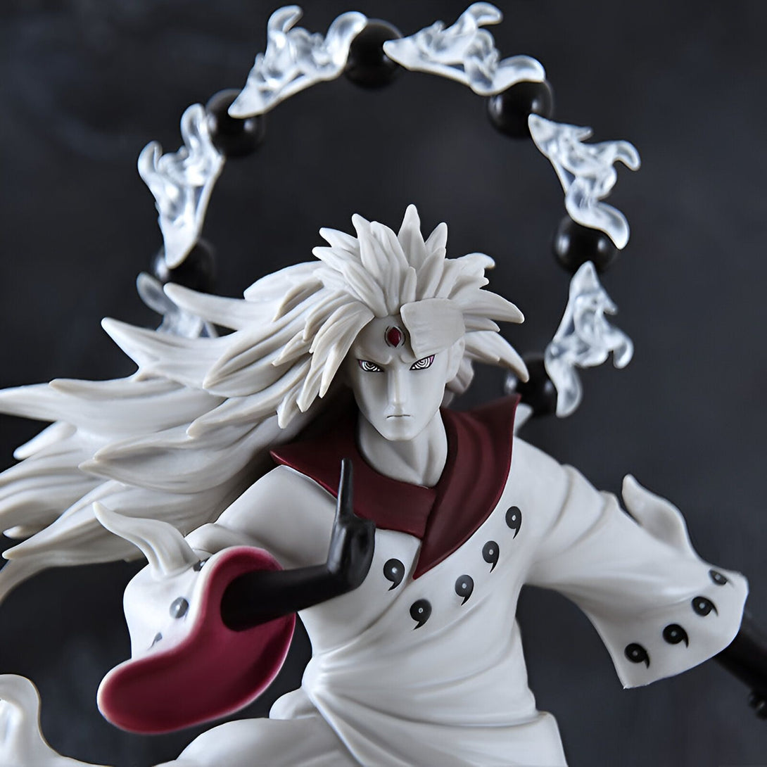 Figurines de collection Naruto - Obito Uchiwa dans sa forme de Juubi Jinchuuriki, portant son emblématique costume blanc et rouge avec le Rinnegan.