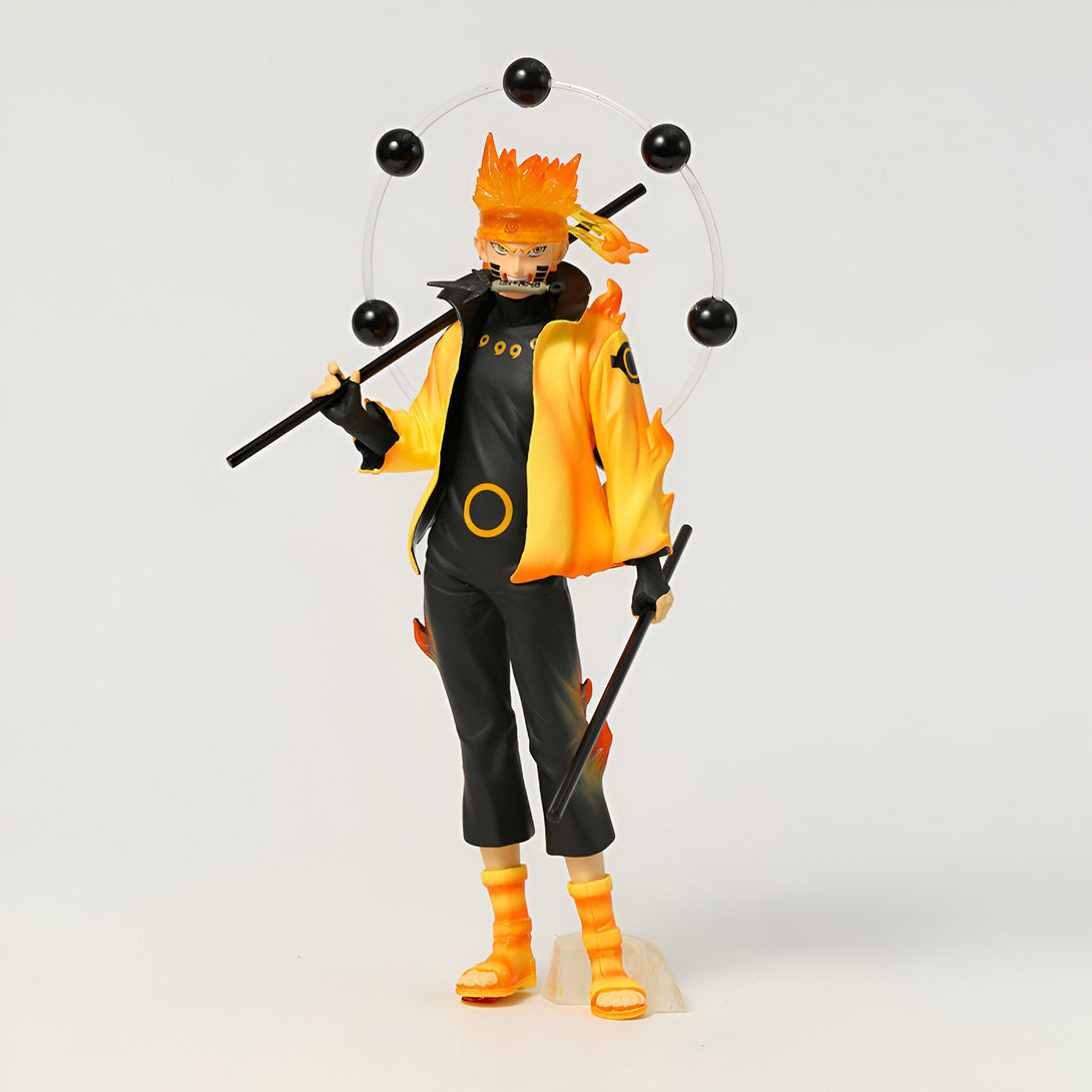 Figurine de Naruto Uzumaki en mode Chakra de Kyûbi, tenant deux bâtonnets et entouré de sphères noires flottantes.