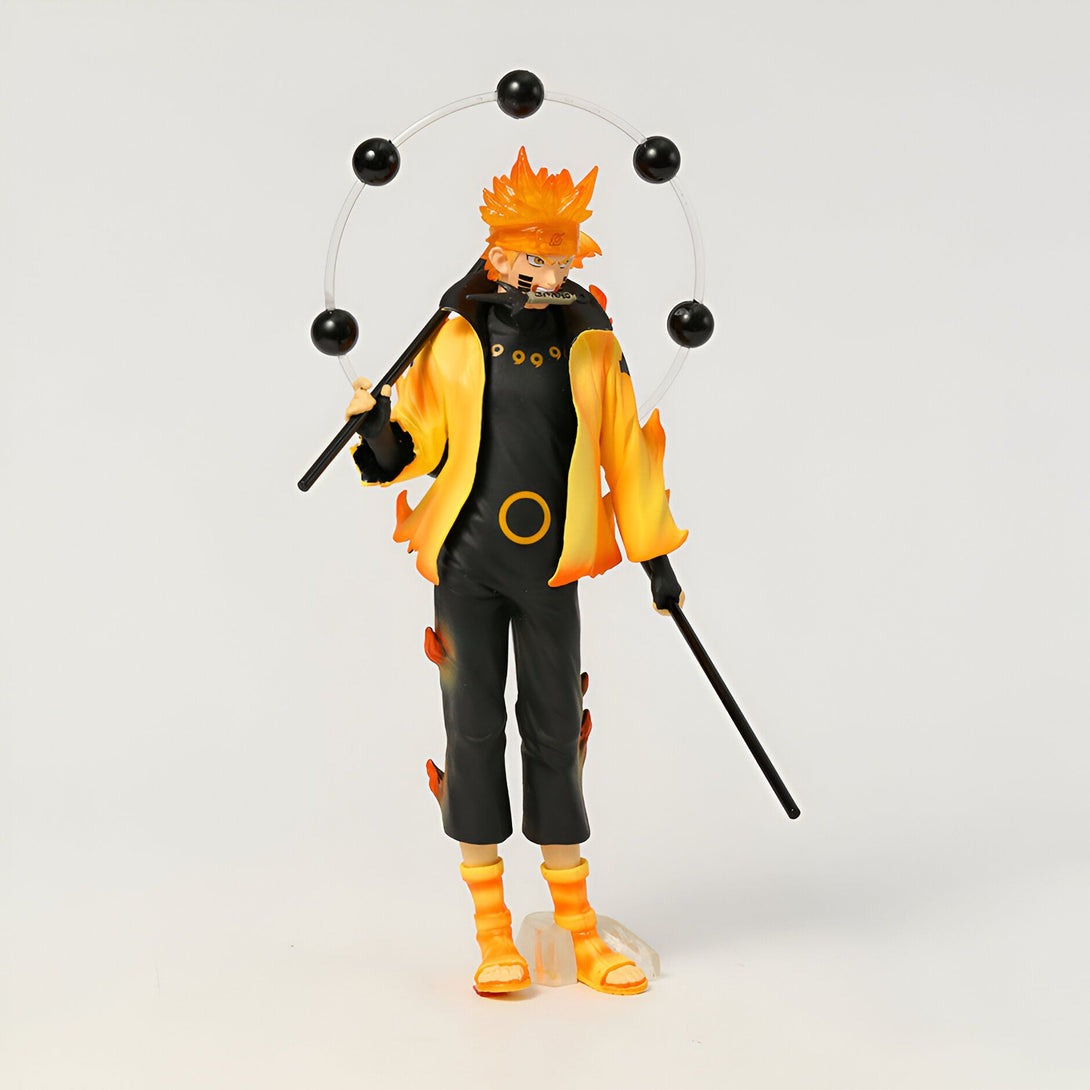 Naruto Uzumaki en mode Kurama, portant un manteau jaune et tenant deux katanas. Il est entouré d'un cercle de chakra et porte le symbole du clan Uzumaki sur sa veste. Figurine de collection Naruto.