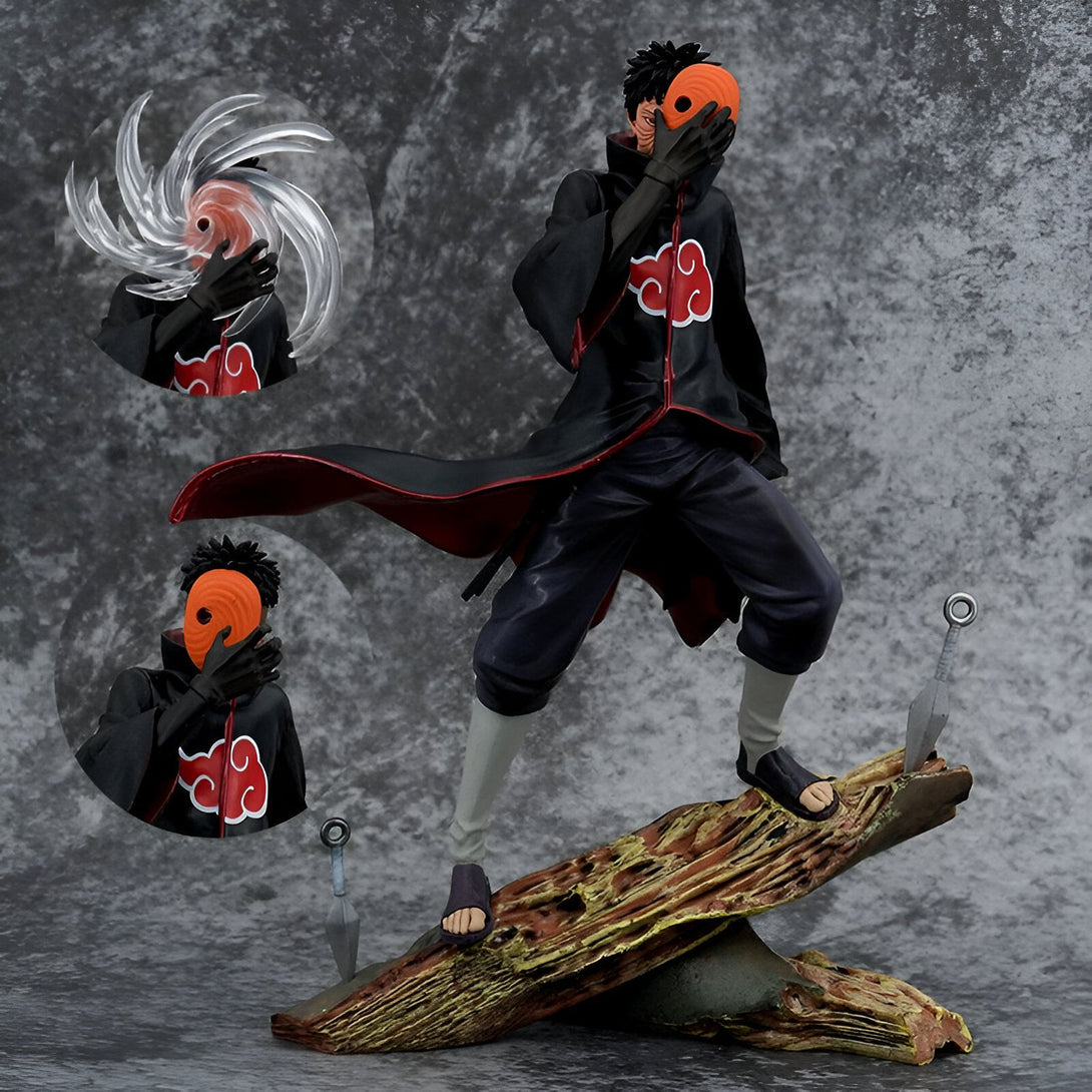 Figure de collection de Pain de Naruto Shippuden,  représentant le personnage tenant son masque et portant son manteau rouge avec le nuage rouge.  Le personnage est debout sur un socle en bois.
