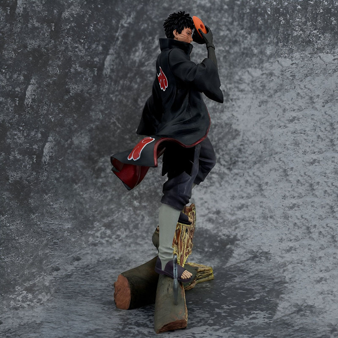 Figure de collection de Pain de Naruto Shippuden, portant son masque et son manteau rouge et noir, debout sur un socle en bois.