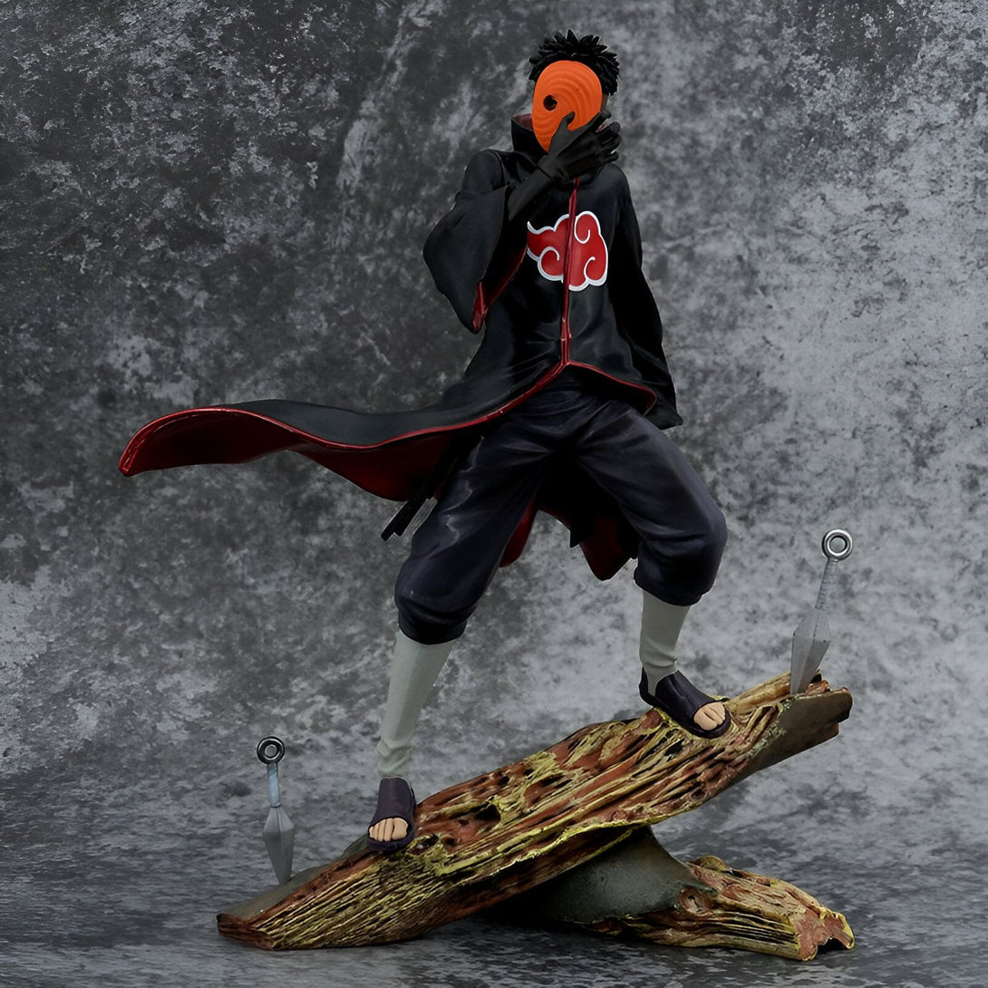 Figur de collection de Pain, le chef d'Akatsuki, tenant un masque avec le symbole du Rinnegan, une cape noire avec le symbole Akatsuki rouge et se tenant debout sur un morceau de bois avec des kunai.