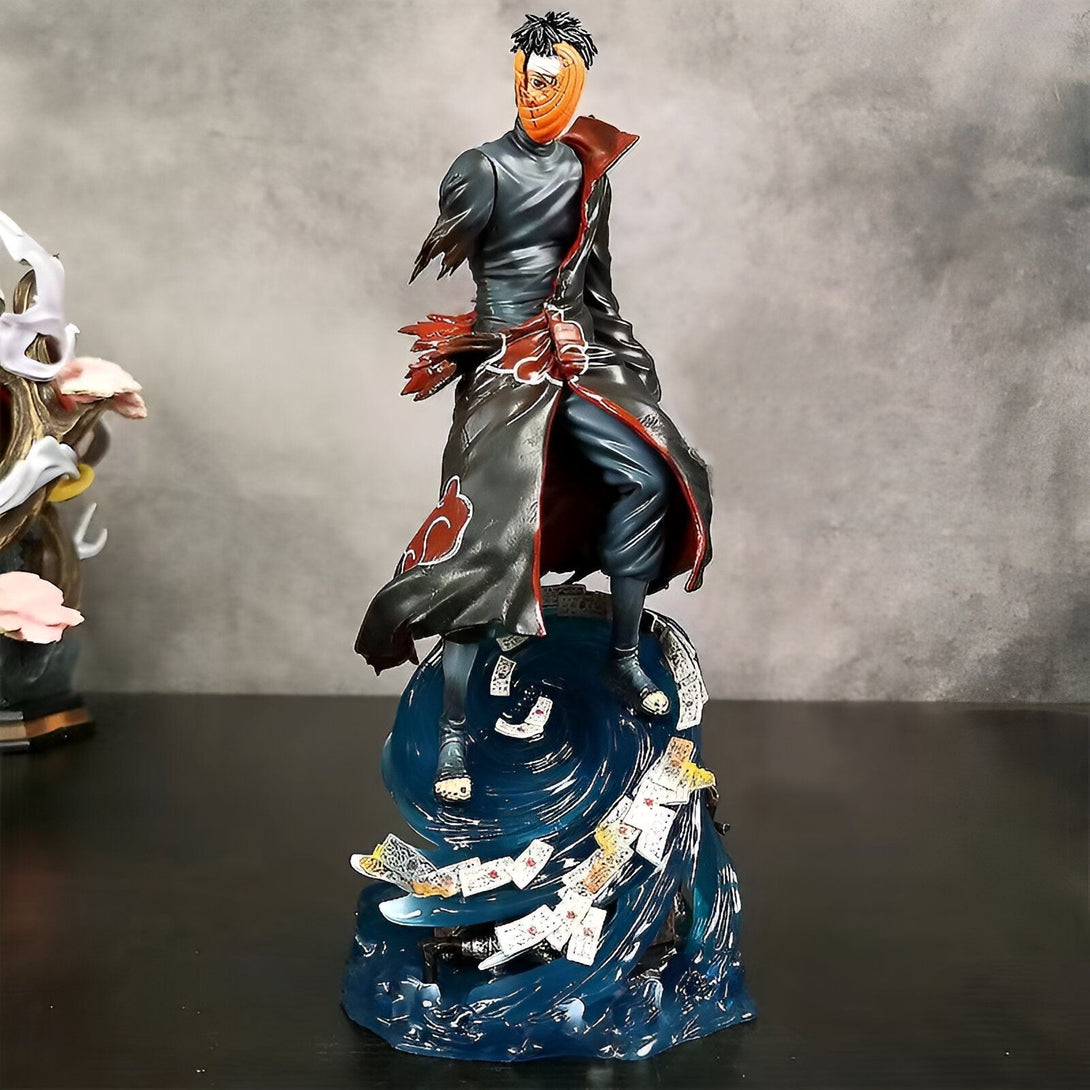 Figur de collection de Pain, le chef de l'Akatsuki, du manga et anime Naruto, debout sur une base représentant le Rinnegan avec des papiers explosifs. Cette figurine est un incontournable pour les fans de Naruto.