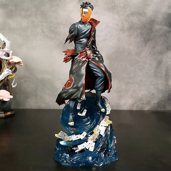 Figur de collection de Pain, le chef de l'Akatsuki, du manga et anime Naruto, debout sur une base représentant le Rinnegan avec des papiers explosifs. Cette figurine est un incontournable pour les fans de Naruto.