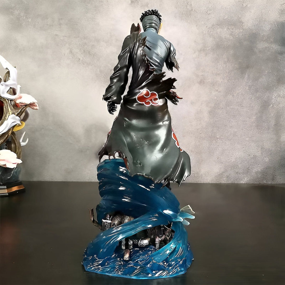 Statue de l'anime Naruto représentant le personnage de Pain (Nagato) dans une pose dynamique, debout sur un socle bleu représentant l'eau, prêt à utiliser son Rinnegan.  Le personnage est en pleine action, sa cape noire et rouge flottant dans le vent, prêt à attaquer ses ennemis. La figurine est très détaillée et est idéale pour les fans de Naruto.